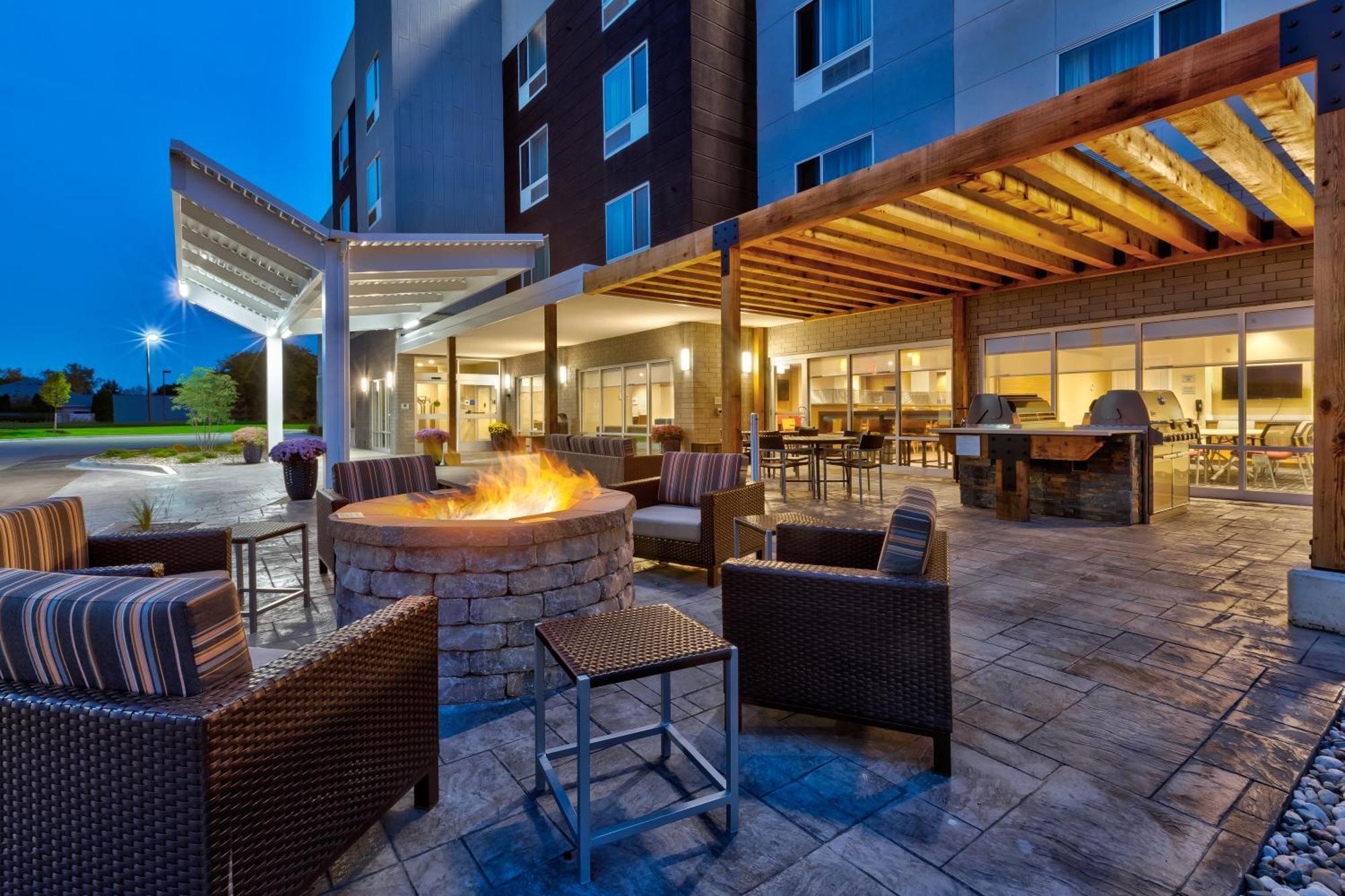 Towneplace Suites By Marriott Grand Rapids Airport Southeast Exterior foto